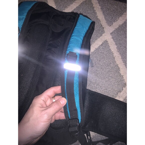 Mothybot Hydration Backpack 2L Insulated Water Bladder Aqua Blue Hiking Festival - Picture 6 of 16